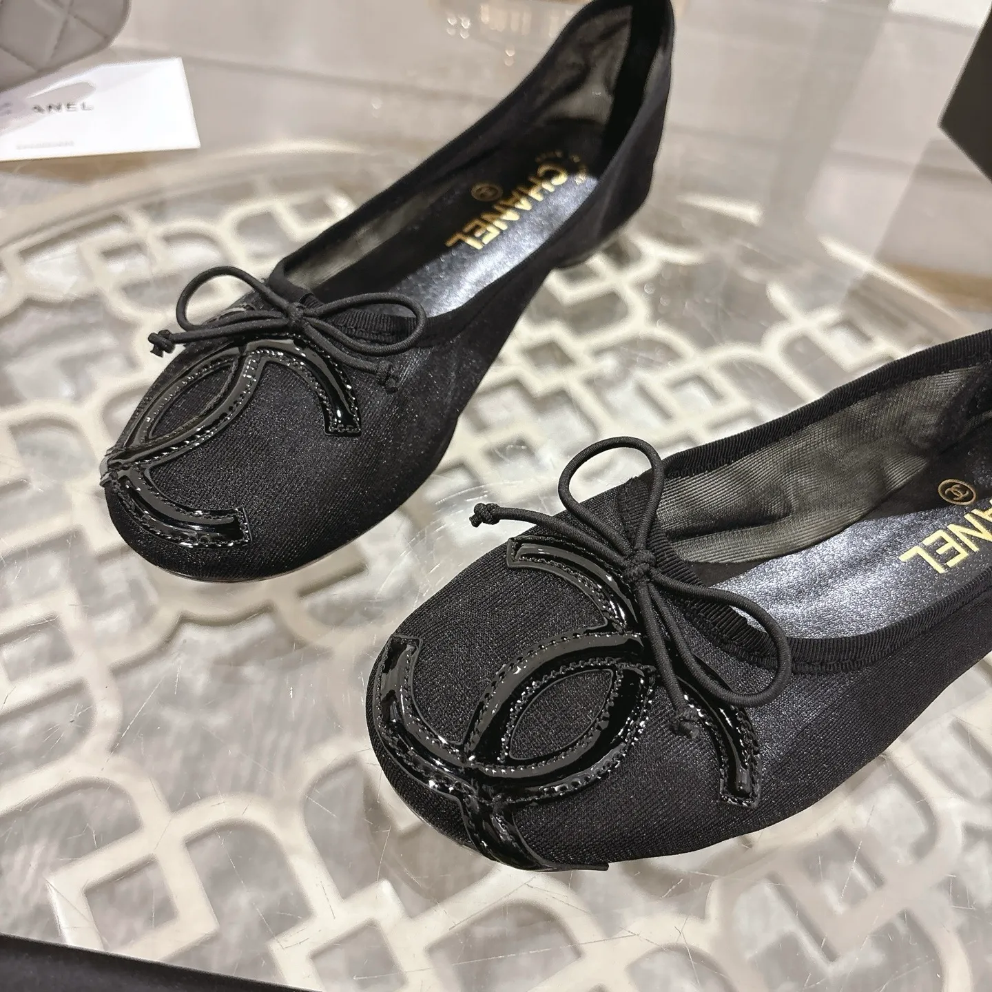 👟👟Ex-factory price 520👟👟 Mesh [purchase-level quality] CHANEL Xiaoxiang 25/A new summer bow-tie shoes 💃 This pair of "dancing shoes" is really breathtakingly beautiful! Made of cowhide fabric + exquisite electric embroidery, every detail exudes a sense of high-end ~ classic bow design, Italian genuine leather sole, comfortable and elegant on the feet, a perfect must-have for fairies!  🌟 All counters are from the same source! All materials are customized according to the original 1:1, and are developed and patterned from genuine products. The quality is absolutely assured ~ a classic that must be bought every year, a versatile artifact that looks great whether paired with skirts or jeans!  💖 The perfect finishing touch for summer outfits, sisters, just do it! 👉 Fabric: Imported sheepskin Lining: Imported sheepskin Outsole: Private molded outsole Size: 35-40